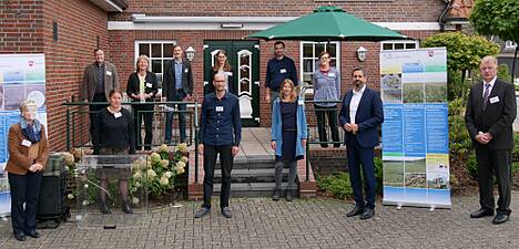 Gruppenfoto mit Umweltminister Olaf Lies, Ulrich Sippel, ebenfalls Umweltministerium, und dem Projektkonsortium des KliMo-Vorhabens Produktketten aus Niedermoorbiomasse