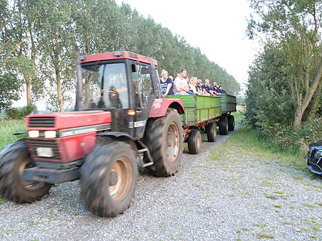 Anreise der Teilnehmenden per Traktorhänger