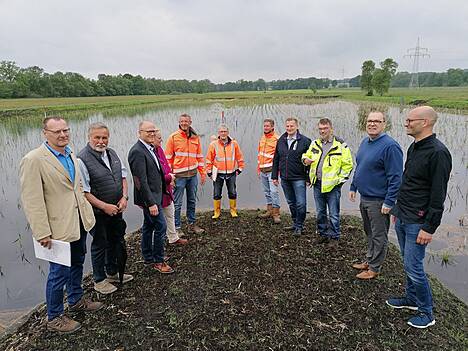 Der Bürgermeister der Stadt Geestland Thorsten Krüger (2. von rechts) sowie Ortsbürgermeister und weitere Akteure im Landkreis Cuxhaven informierten sich vor Ort bei den Projektverantwortlichen über die Inbetriebnahme der Paludikultur in Bederkesa.